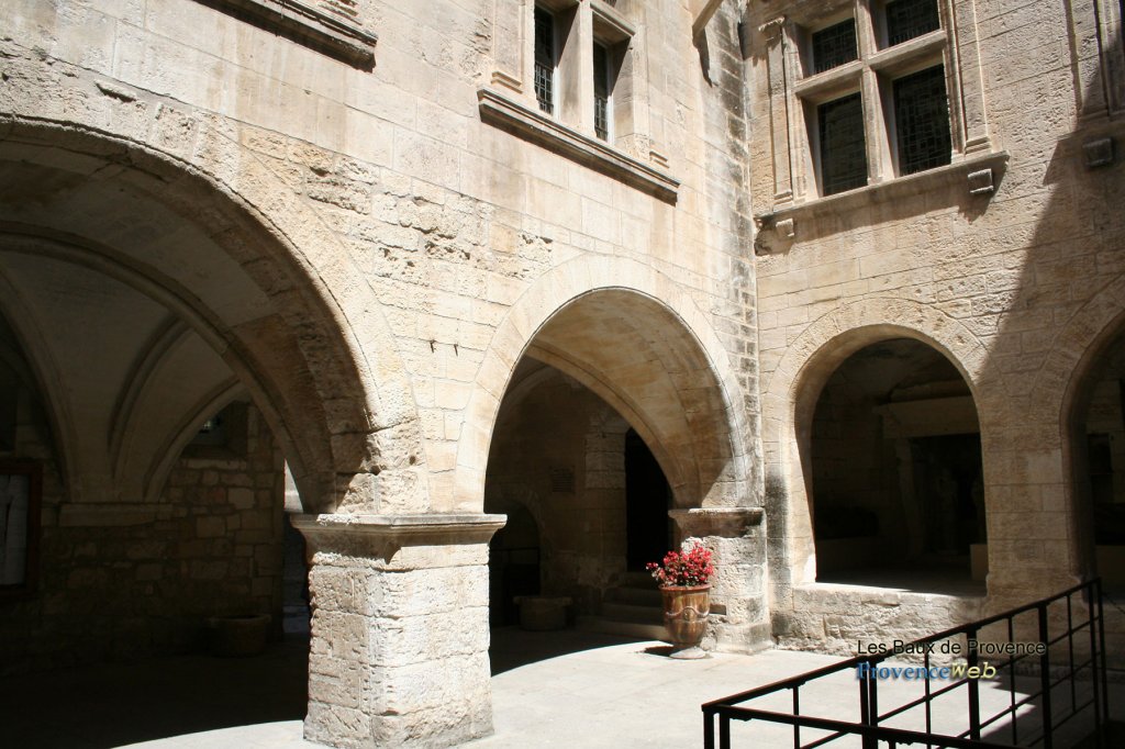 Arcades aux Baux de Provence.