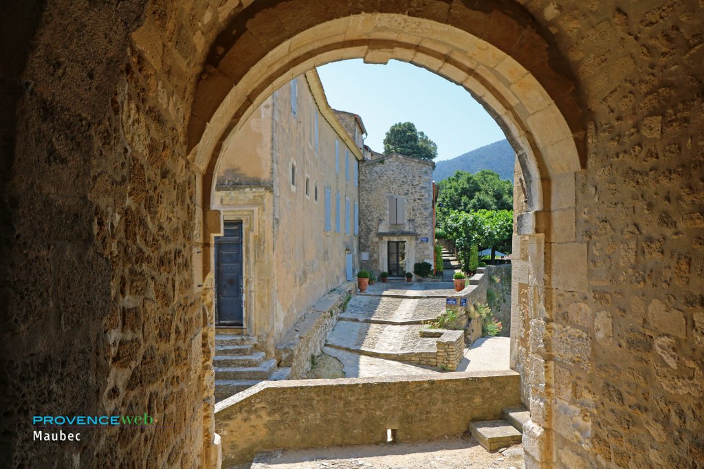 Ruelle à Maubec.