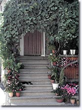Le Brusquet, porte et escalier Le Brusquet, porte et escalier