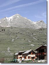 Larche, chalets et paysage de montagne Larche, chalets et paysage de montagne