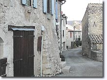 Montsalier, place et maisons en pierre