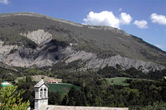 Aspres sur Buëch, clocher et montagne