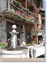 Saint Véran, fontaine et balcon fleuri