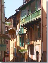Puget Théniers - Rue avec balcons