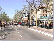 Rue avant le lacher des Taureaux