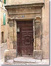 Eygui�res - Porte ancienne