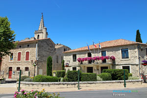 Eyragues, mairie et clocher