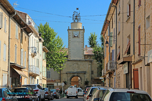 Peyrolles en Provence, rue et tour de l'horloge