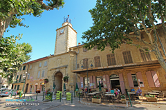 Peyrolles en Provence, terrasse sous la tour de l'horloge