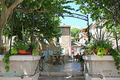 Puyloubier,restaurant terrace around the fountain
