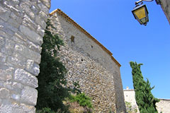 Vercoiran, maison en pierre et cyprès