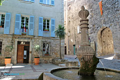Bargemon, fontaine et place de la mairie