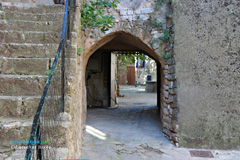 Cabasse sur Issole, vaulted passageway Cabasse sur Issole, vaulted passageway