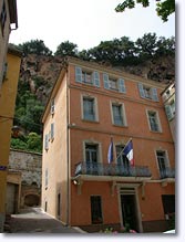 Cotignac - la mairie sous le rocher