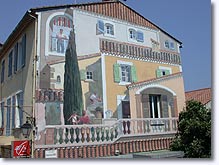 Pierrefeu - Fa&ccedil;ade en trompe l'oeil