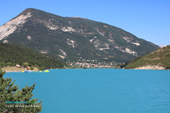 Saint André les Alpes vu du lac de Castillon