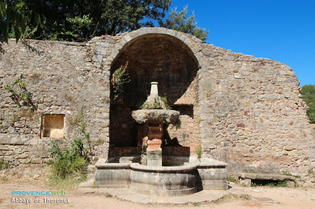 Fontaine dans l'abbaye.