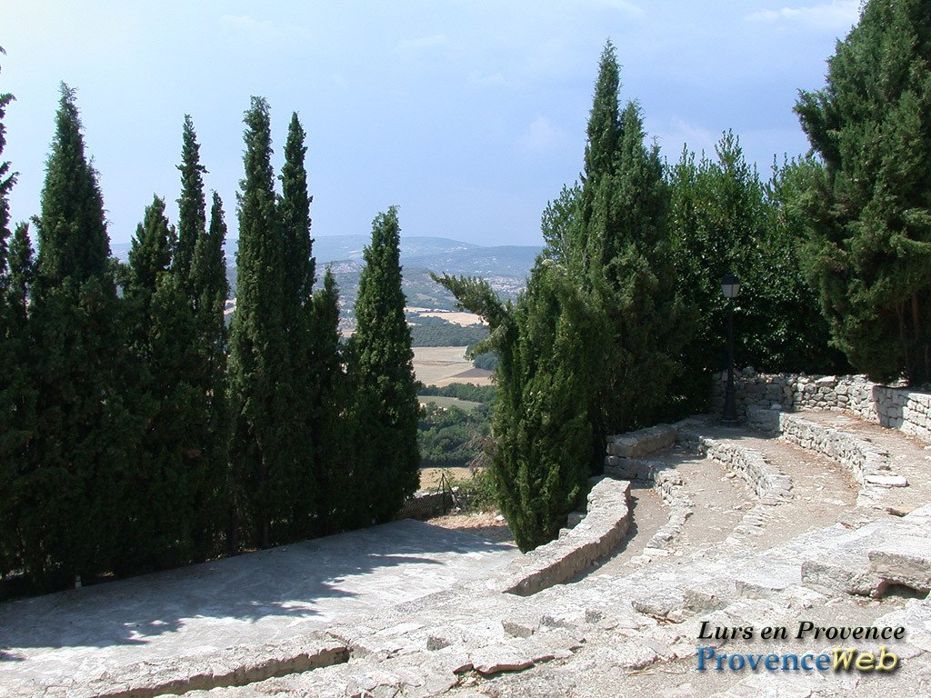 Esplanade à Lurs.