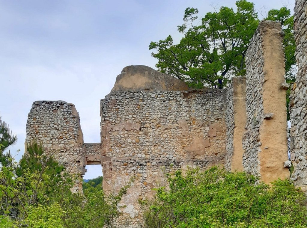 Ruines du château de Saint Jurs.