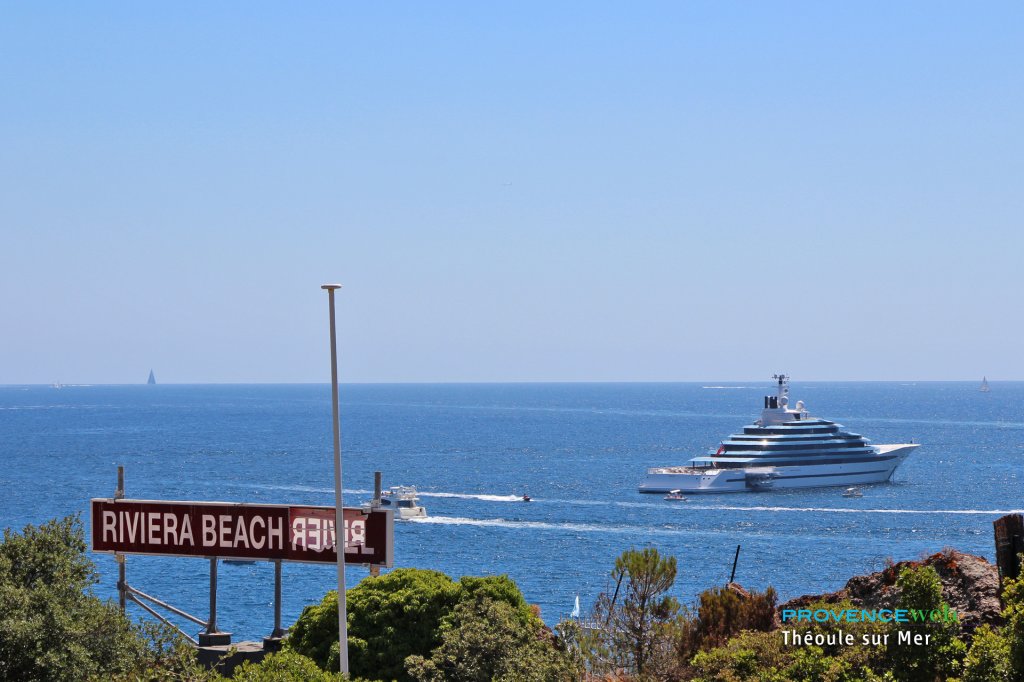Yacht à Théoule sur Mer.
