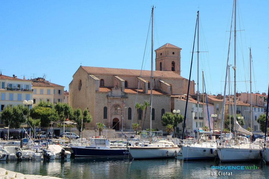 Port de La Ciotat avec l'église en arrière-plan.