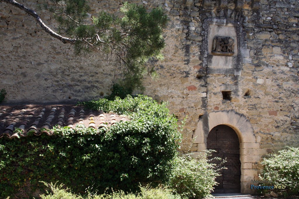 Mur ancien à Ménerbes.