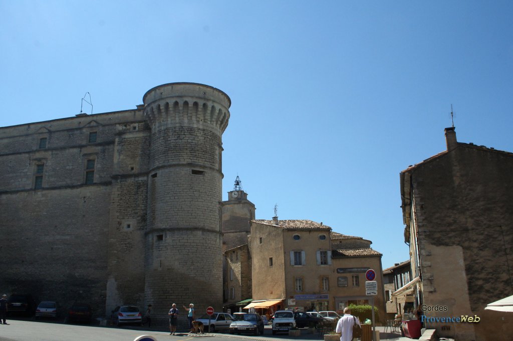 Place principale de Gordes.