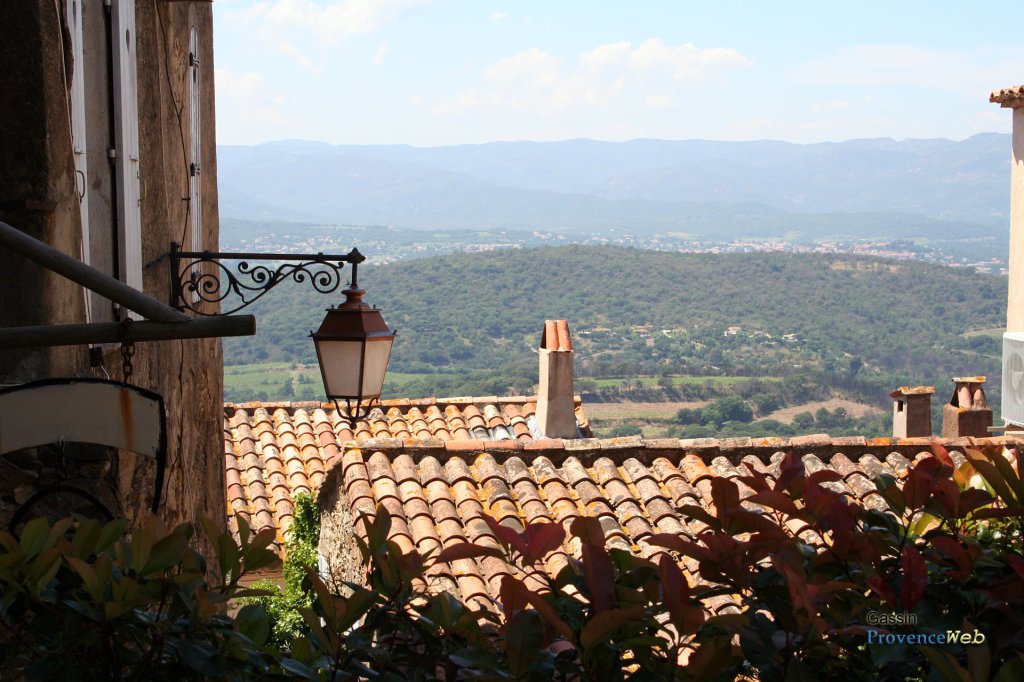 Toitures provençales typiques.