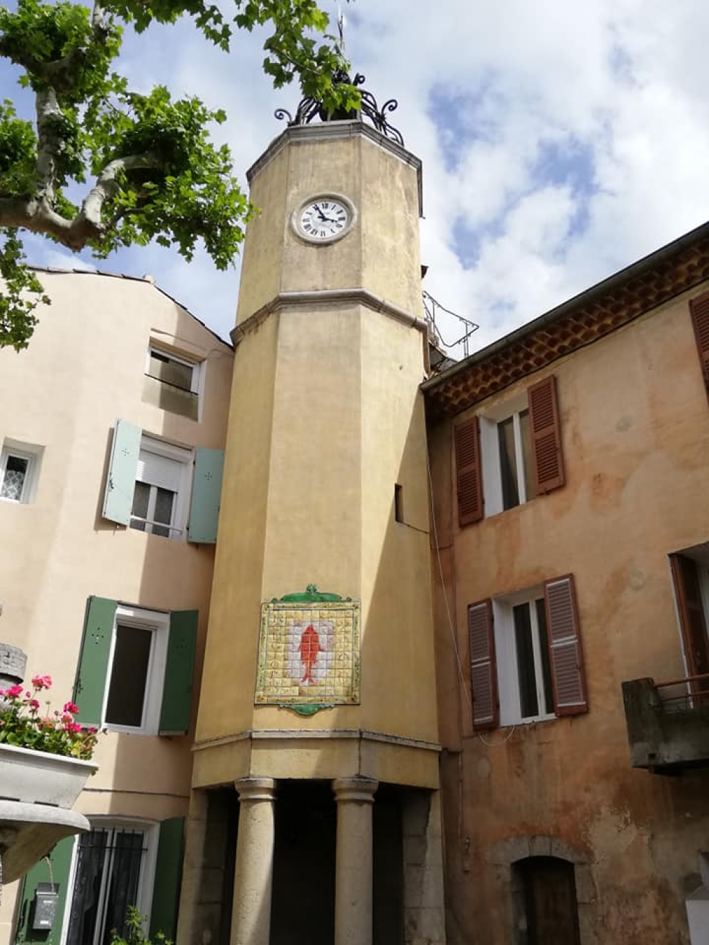 Tour de l'Horloge à Rougiers.