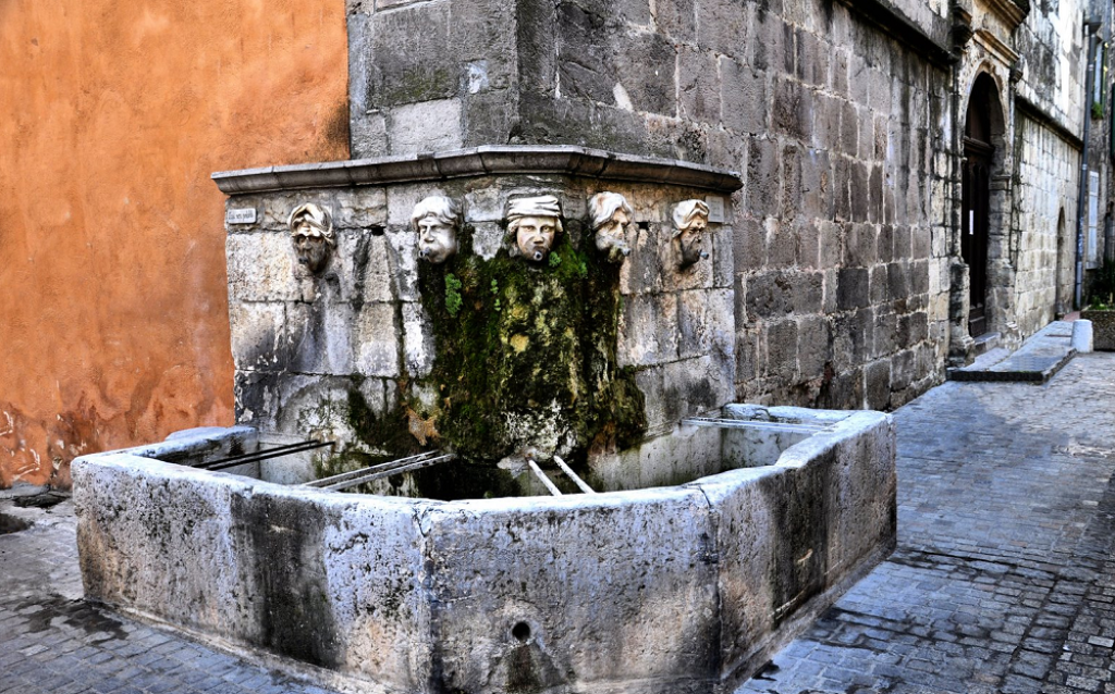 Fontaine à Tourves.