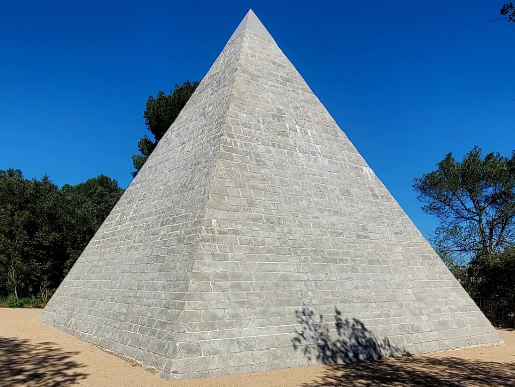 Pyramide du Château de la Valbelle.
