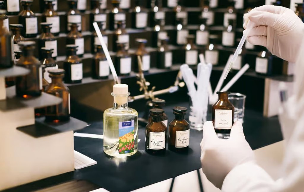 Fabriquer son propre parfum à Eze.