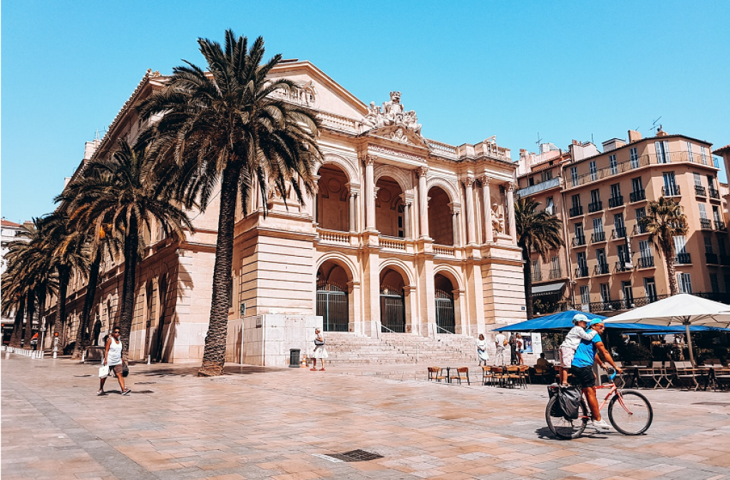 La ville de Toulon.