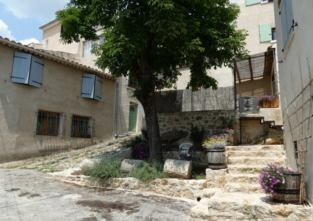 Ruelle à St Martin de Brômes.
