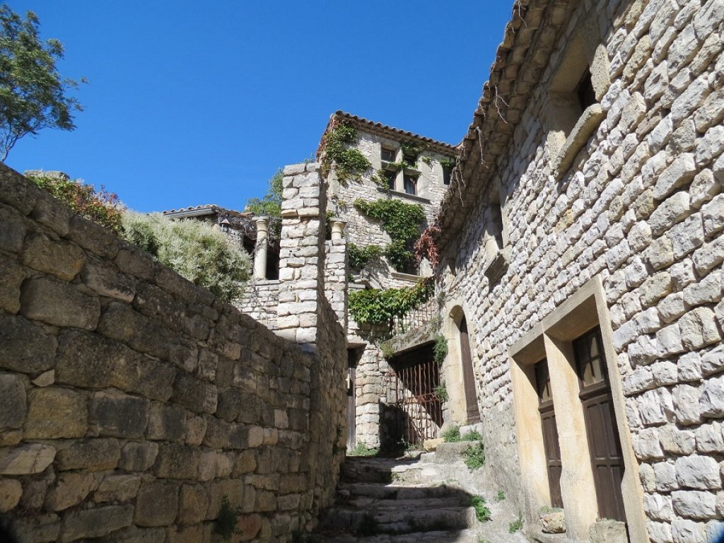 Jolie ruelle à Vachères.