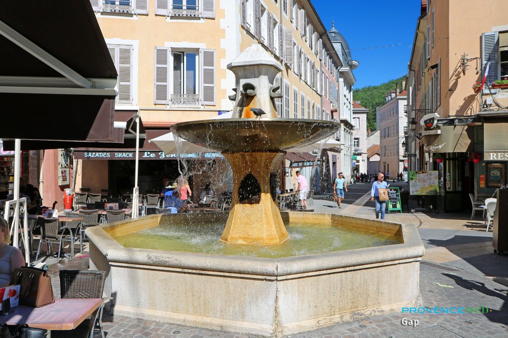 Petite place avec restaurants à Gap.