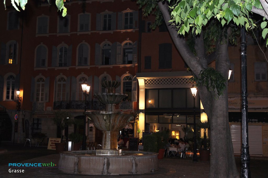 Grasse la nuit.
