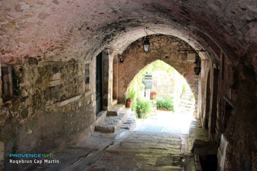 Passage voûté.