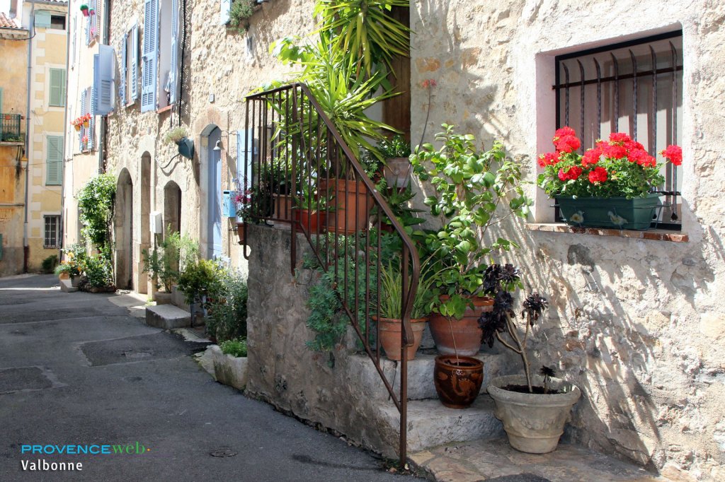 Joli escalier décoré de fleurs.