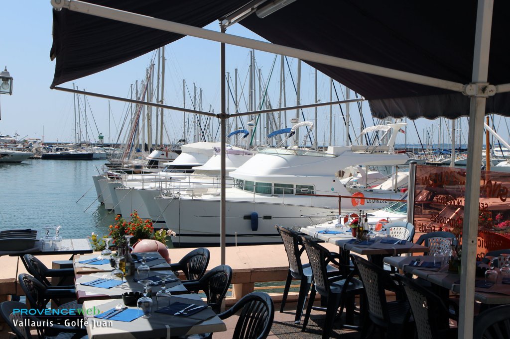 Restaurant sur le port de Vallauris.
