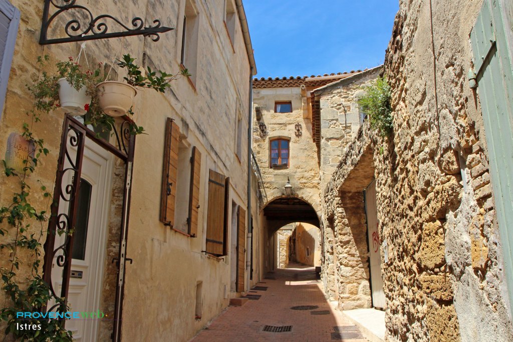 Ruelle à Istres.