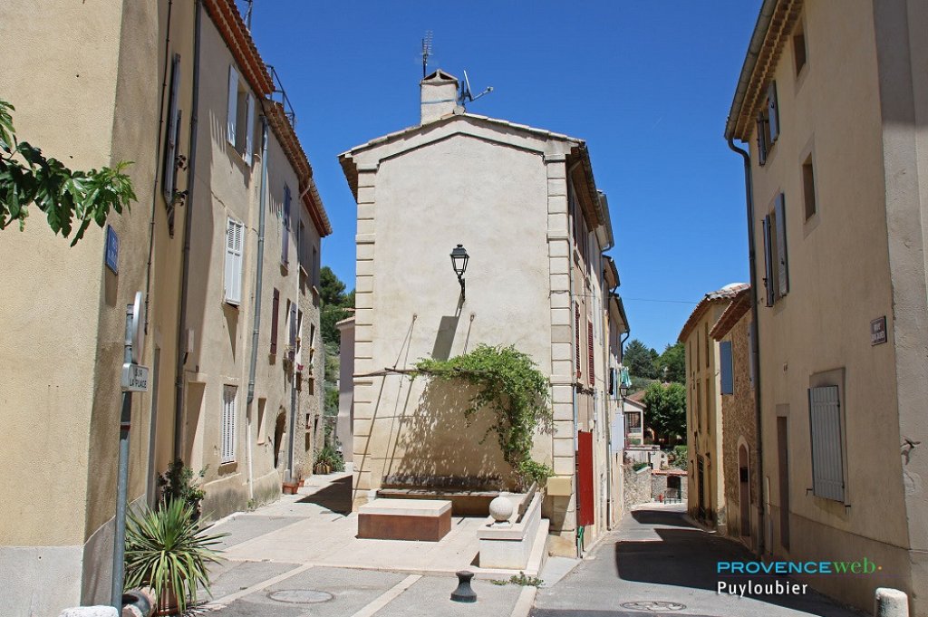 Place à Puyloubier.