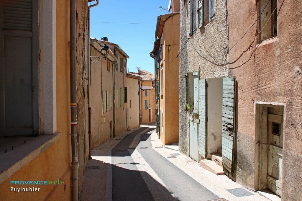 Ruelle à Puyloubier.