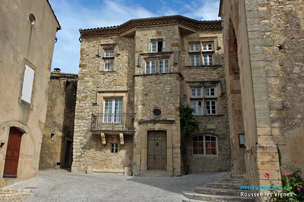 Charmant immeuble ancien à Rousset les Vignes.