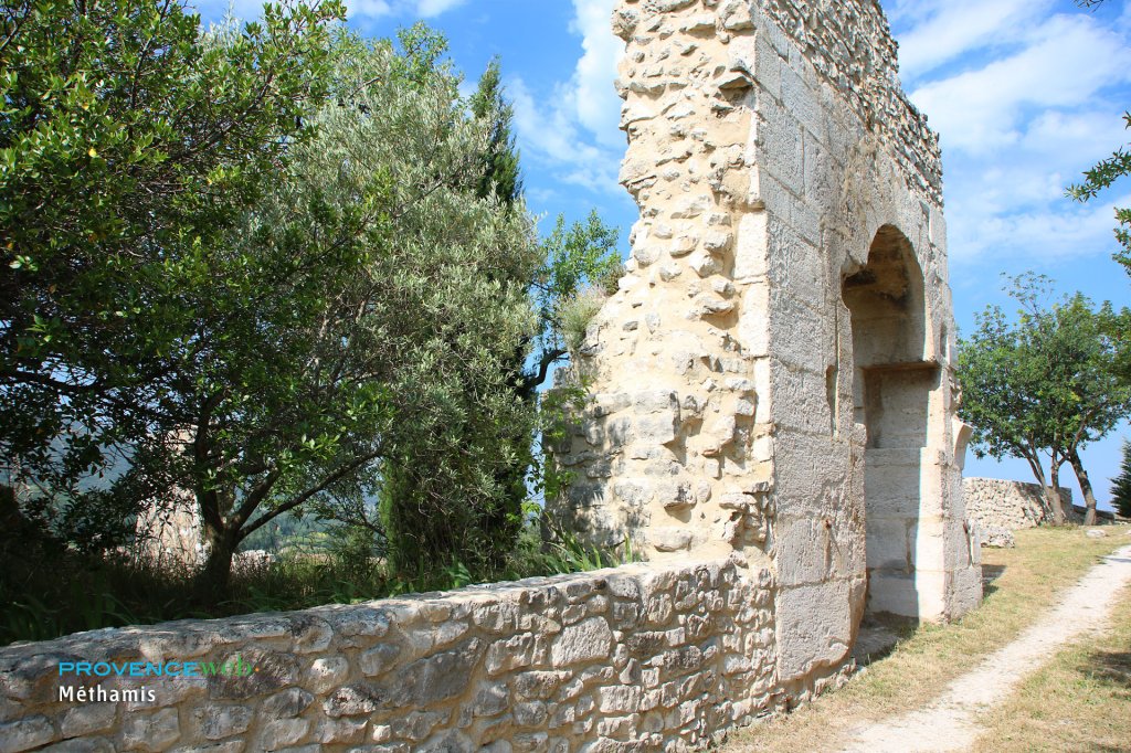 Ancienne porte en ruine.