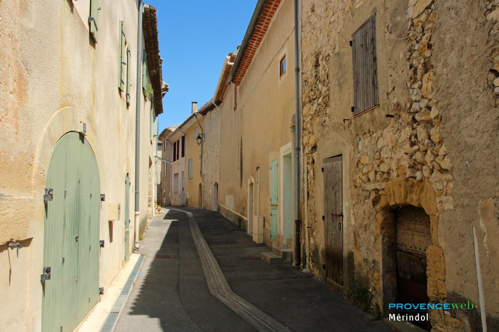 Ruelle à Mérindol dans le Luberon.
