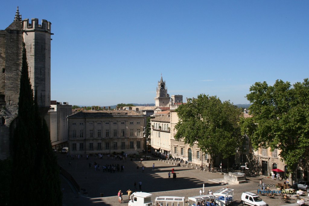place à Avignon.