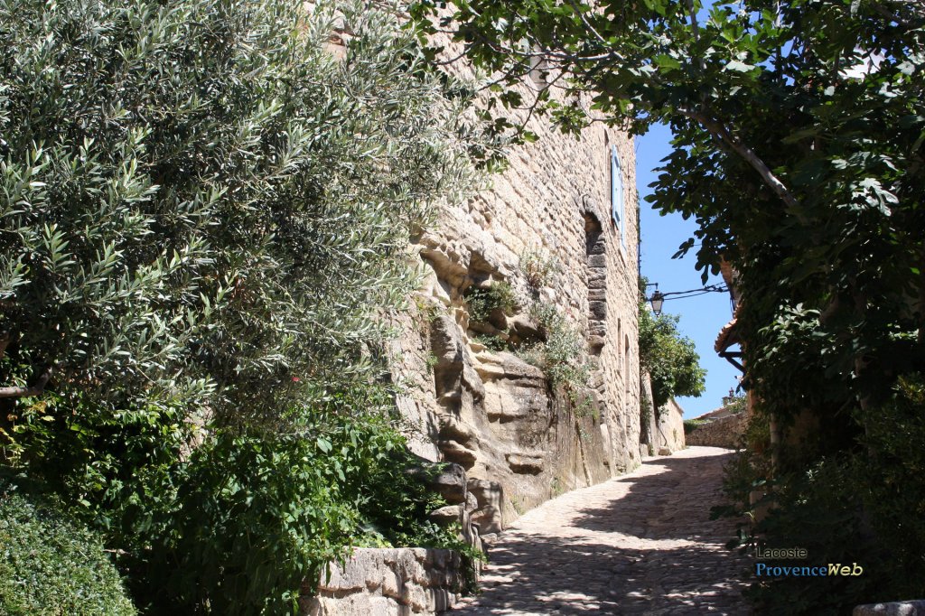 Lacoste ruelle.