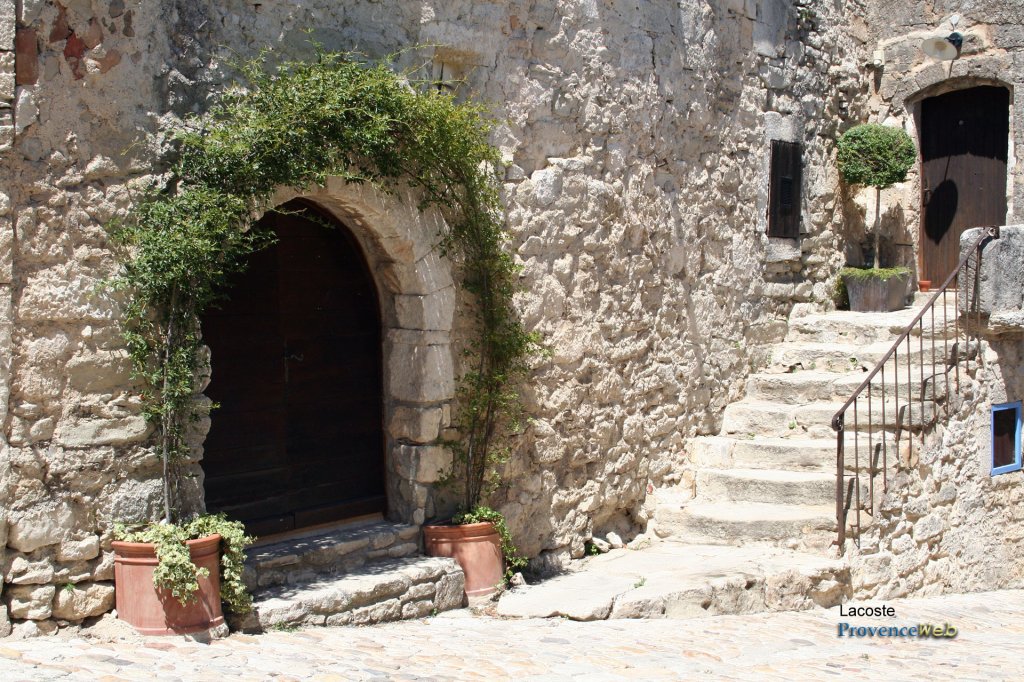 Porte voutée.