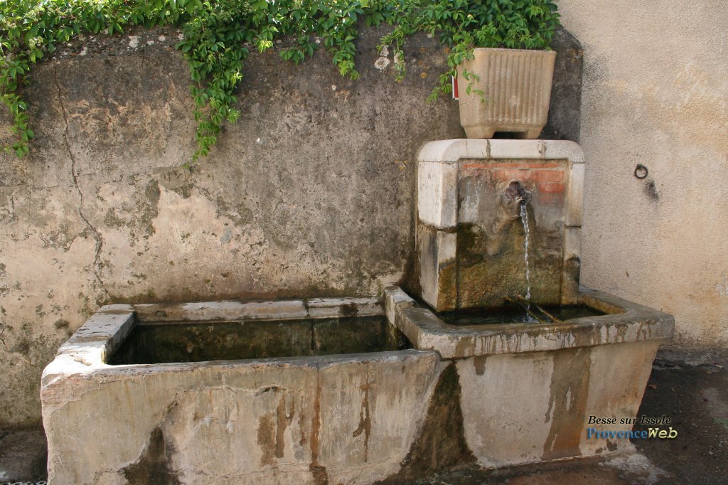 Fontaine à Besse sur Issole.